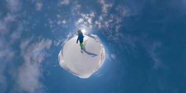 Hile ve rotasyonlar kapmak ile güneşli kışın performans yüksek halfpipe duvardan atlama büyük dağ kar park, sürme genç pro snowboarder