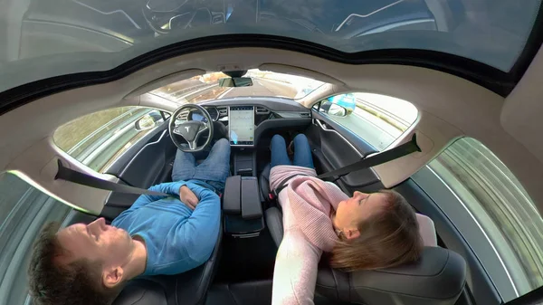 Tesla özerk araba, Mart 2018 - kadar yakın: Genç bir çift bir yüksek teknoloji bir otoyol aşağı araba kendi kendine seyir ederken uyur. Dikkatsiz kadın ve rahatlatıcı bir yolculuğa özerk Tesla içinde zevk adam