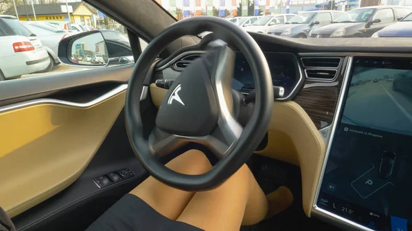 Özerk Araba, Mart 2018 - kadar yakın: özerk Tesla otoparklar tanınmaz işkadını hala sürücüleri koltukta otururken ters. Araba kendi kendine boş nokta içine yedekler. 