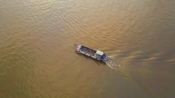 航空写真 空の観光船は ベトナムで穏やかな汚染された川に沿って走行 過去の大移動小さな伝統的な木造船の空気からクールなビュー クルーズ船の美しい海辺の町で — ストック写真