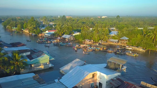 Comerciantes Flotantes Del Mercado Haciendo Negocios Desde Sus Barcos Madera — Foto de Stock