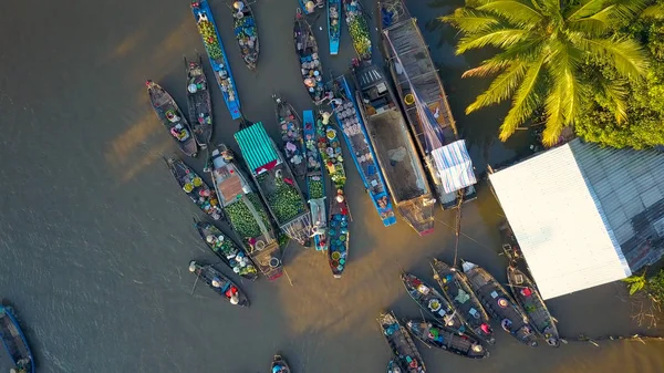 Comerciantes Flotantes Del Mercado Haciendo Negocios Desde Sus Barcos Madera — Foto de Stock