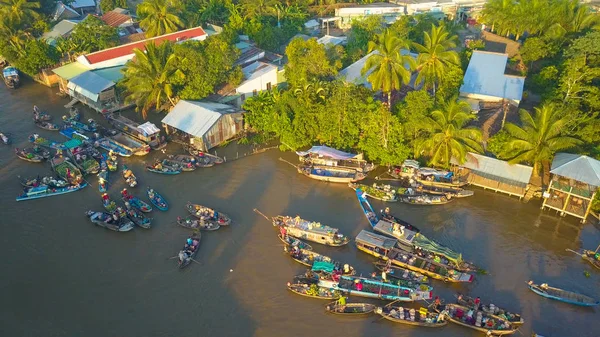 Comerciantes Flotantes Del Mercado Haciendo Negocios Desde Sus Barcos Madera — Foto de Stock