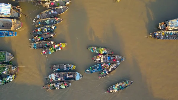 Comerciantes Flotantes Del Mercado Haciendo Negocios Desde Sus Barcos Madera — Foto de Stock