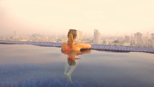 Nahaufnahme Kaukasische Frau Genießt Ein Morgendliches Bad Pool Während Sie — Stockfoto