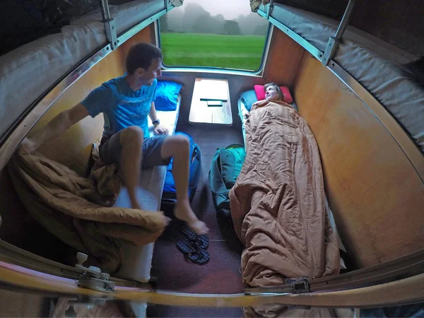 Male Traveler Gets His Bed While His Girlfriend Rests Scenic — Stock Photo, Image