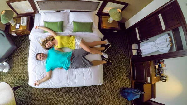 Top Young Tourist Couple Love Fall Embraced Comfortable King Size — Stock Photo, Image