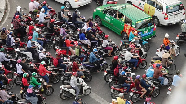 Ho Chi Minh City, Vietnam, Şubat 2017: kaotik acele saat trafik Vietnam büyük bir şehirde yukarıdan atış Cool. Scooter sürme ve kavşaktan arabalar yerel Asya commuters.