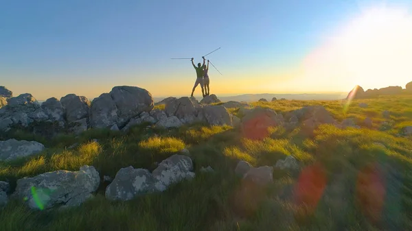 镜头耀斑 飞越两名活跃的游客庆祝到达斯洛文尼亚的山顶 美丽的夏日情侣 他们可以欣赏到令人惊叹的大自然 — 图库照片