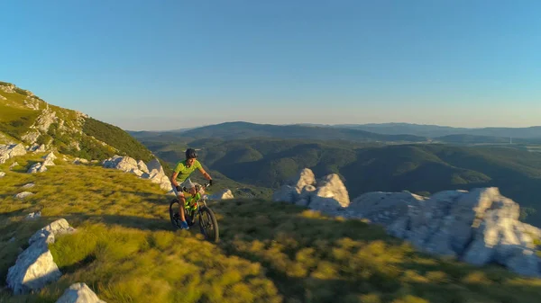 Antenna Repül Szórakozik Fiatal Kaukázusi Férfi Mountain Bike Füves Nyom — Stock Fotó