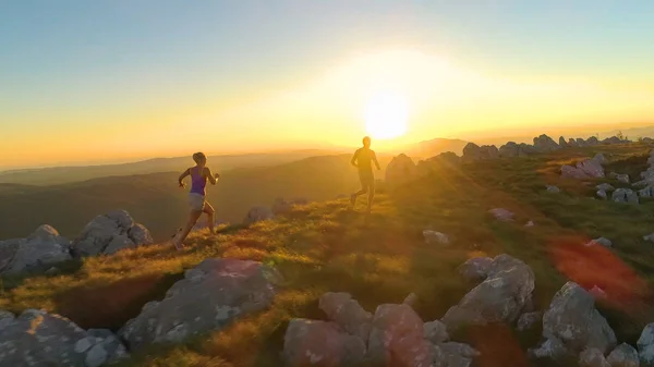 Aerial Lens Flare Pareja Joven Atlética Corriendo Largo Sendero Cubierto —  Fotos de Stock