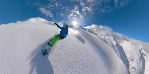 年轻的职业滑雪者骑在大山雪园里 从半管壁上跳了起来 在阳光明媚的冬天表演戏法和旋转 — 图库照片