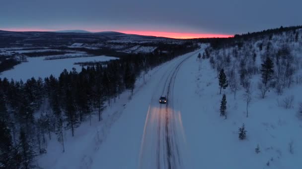 Antenn Flyger Över Bilkörning Längs Tom Icy Mountain Highway Genom — Stockvideo