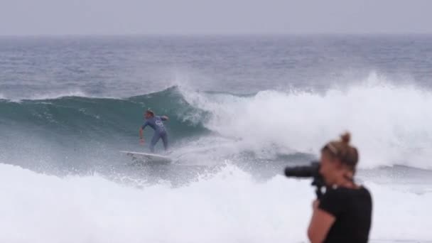 Outubro 2017 Fuerteventura Ilhas Canárias Slow Motion Mulher Tomando Fotos — Vídeo de Stock