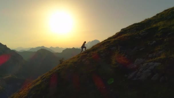 Aerial Silhouette Cámara Volando Largo Contorno Una Joven Excursionista Caminando — Vídeos de Stock