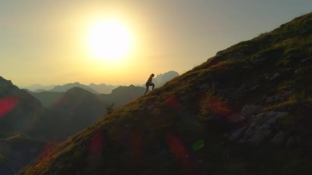 Silhouette Aerial Câmera Voando Longo Contorno Jovem Caminhante Caminhando Por — Vídeo de Stock