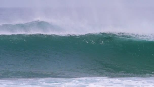 Неузнаваемый Серфер Мужчина Исчезает Серии Мощных Волн Беспощадные Океанские Волны — стоковое видео