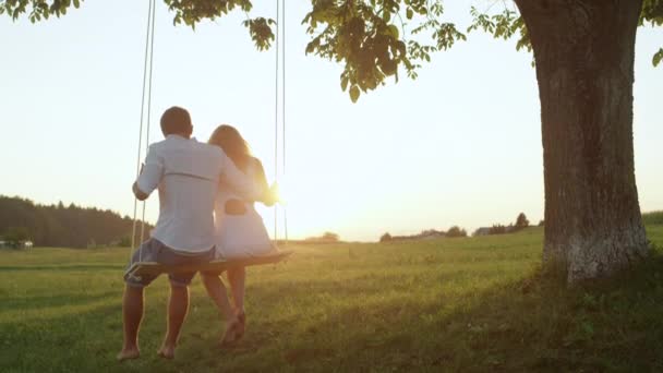 Movimiento Lento Pareja Joven Irreconocible Balanceándose Bajo Árbol Verde Observando — Vídeo de stock