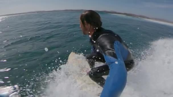 Slow Motion Pro Surfista Cavalgando Ondas Oceânicas Bela Fuerteventura Jovem — Vídeo de Stock