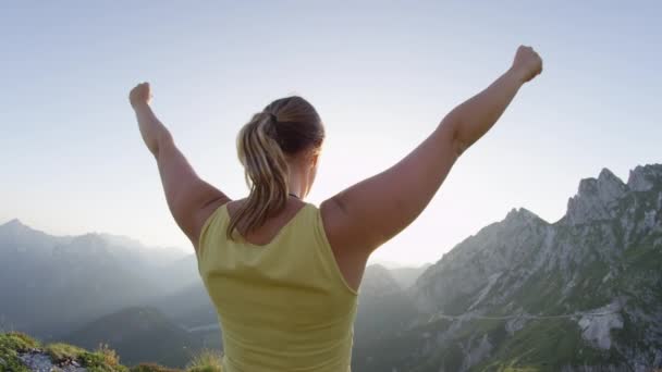 Slow Motion Lens Flare Jovem Mulher Alegre Estendendo Braços Topo — Vídeo de Stock