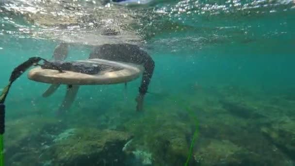 Underwater Slow Motion Surfista Professionista Seduto Tavola Surf Nel Limpido — Video Stock