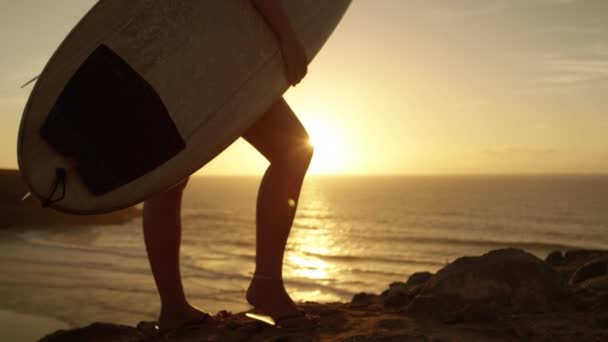 Flare Lentes Moción Lenta Chica Surfista Iluminada Por Rayos Sol — Vídeos de Stock