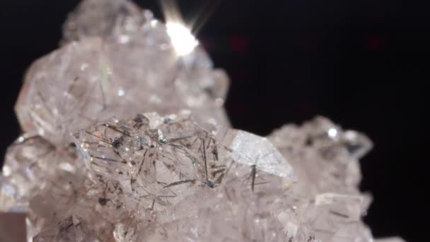 マクロドフ 近距離から撮影されたきらめく氷のようなヘマタイトの貴重な石 宝石の真ん中を走る黒い縞を持つ半透明のヘマタイトクリスタル — ストック動画
