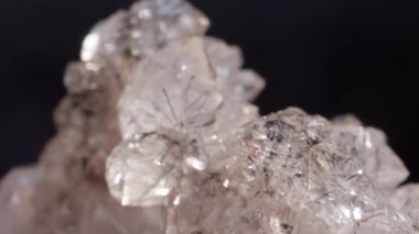 Makro Dof: Yarı saydam hematit kristal ilerler ve siyah çizgiler le çalışan siyah çizgiler, değerli taşın ortasından geçer. Buz gibi değerli taş yakın mesafeden filme. Keskin kenarlı hematit.