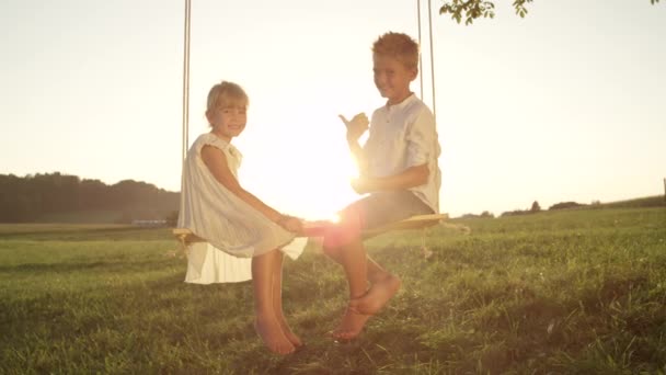 슬로우 초상화 아이들은 카메라 나무에 남동생과 여동생이 미소를 지으며 포즈를 — 비디오