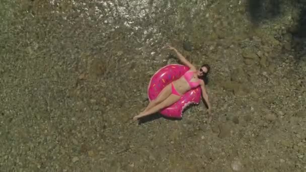 Arriba Aerial Baja Hermosa Mujer Joven Acostada Una Rosquilla Flotante — Vídeos de Stock