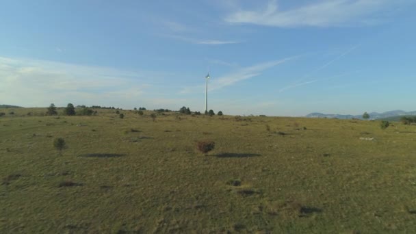 Aerial Turbina Eólica Giratoria Vasto Prado Generando Energía Eléctrica Soleada — Vídeo de stock