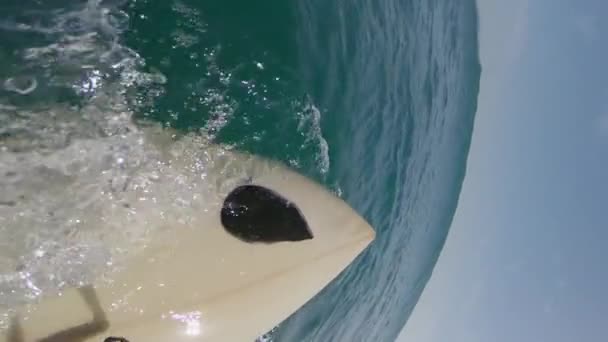 Low Motion Pov Vertical Surfista Deitado Sua Prancha Surf Remando — Vídeo de Stock