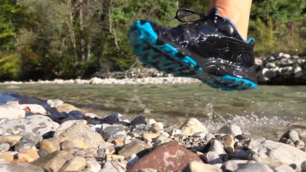 Moción Lenta Cerrar Agua Salpicando Zapatillas Trekking Negras Azules Mientras — Vídeos de Stock