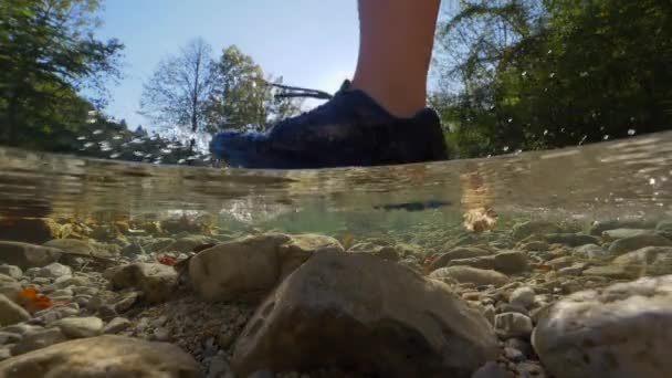 Yarım Lens Flare Bilinmeyen Kişi Dağ Geçit Sığ Açık Nehir — Stok video