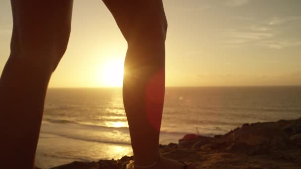 Slow Motion Close Onherkenbaar Surfer Wandelen Ocean Cliff Bij Golden — Stockvideo