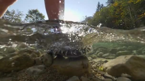 Slow Motion Half Onderwater Vrouwelijke Wandelaar Alpinisme Laarzen Crossing Rivier — Stockvideo