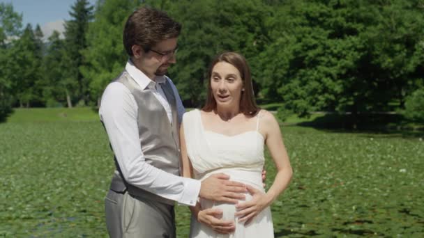 Slow Motion Close Ouders Die Verwachten Dat Hun Baby Voor — Stockvideo