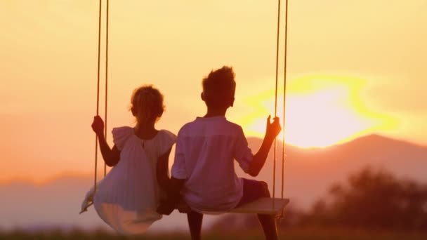 Slow Motion Silhouette Close Young Couple Looking Sunset While Swinging — Stock Video