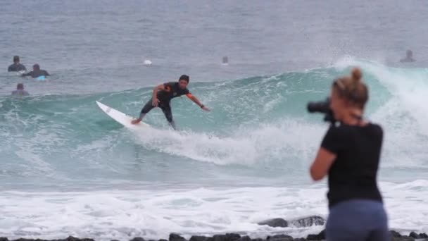 Ekim 2017 Fuerteventura Kanarya Adaları Yavaş Hareket Deodaklı Kız Fotoğrafçı — Stok video