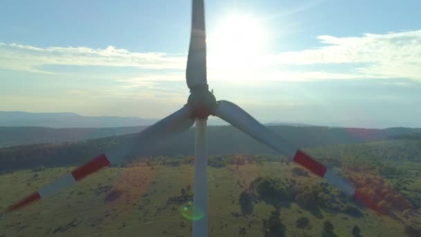 空中特写 大型风力涡轮机的旋转叶片 为周边地区供电 创新的白色金属螺旋桨叶片在大风天气中旋转 产生可持续能源 — 图库视频影像