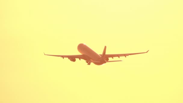 Fechar Avião Comercial Voando Pôr Sol Dourado Avião Jato Voando — Vídeo de Stock