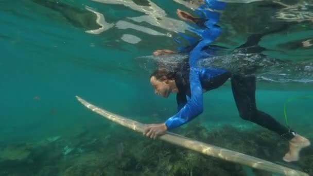 Moción Lenta Del Agua Superior Surfista Extremo Acostado Tabla Surf — Vídeo de stock