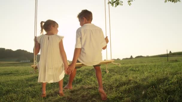 Zeitlupe Aus Nächster Nähe Verspieltes Junges Verliebtes Paar Auf Holzschaukel — Stockvideo