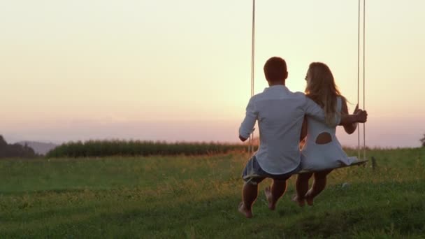 Movimiento Lento Pareja Joven Romántica Enamorada Disfrutando Columpio Cuerda Una — Vídeo de stock