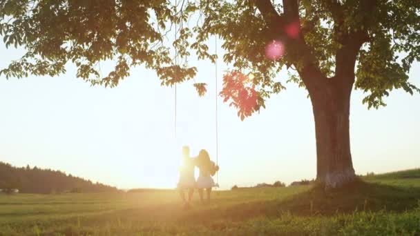 Low Motion Silhouette Casal Irreconhecível Amor Balançando Balanço Árvore Pôr — Vídeo de Stock