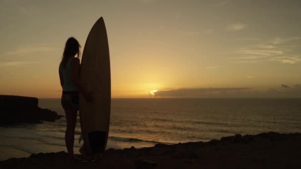 Zeitlupe Surfermädchen Mit Einem Surfbrett Das Auf Einer Klippe Steht — Stockvideo
