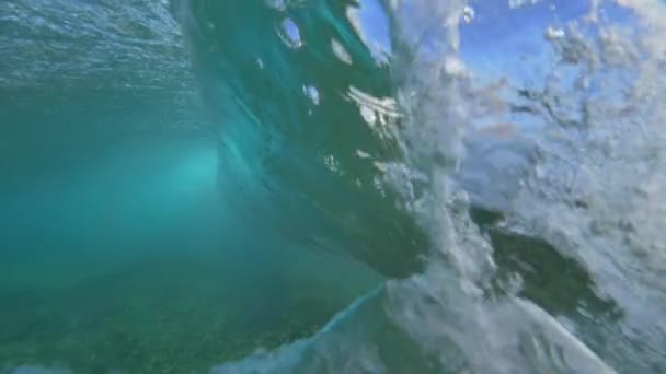 水中スローモーション 泡と無数の気泡に壊れる海岸の近くに形成バレル波 ロボス島の美しいオーシャンサイドの風景 海底を明らかにする透明な水 — ストック動画