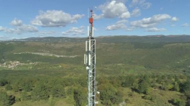 Hava: Slovenya'nın uzak karst tepelerinde yüksek yükselen büyük iletim kulesi. Ulaşılabilecek alanda yüksek hızlı uluslararası veri aktarımı sağlayan yüksek teknolojitelekomünikasyon yapısı