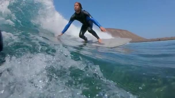 Zeitlupe Unterwasser Kristallklare Meereswelle Gemeißelt Von Einem Männlichen Surfprofi Fit — Stockvideo