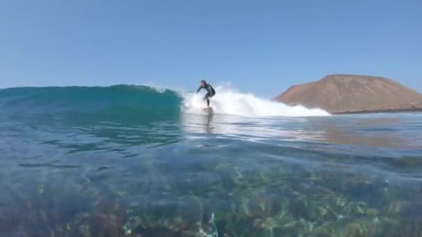 Lage Hoek Onderwater Enthousiaste Jonge Surfer Rijden Een Snelle Vat — Stockvideo